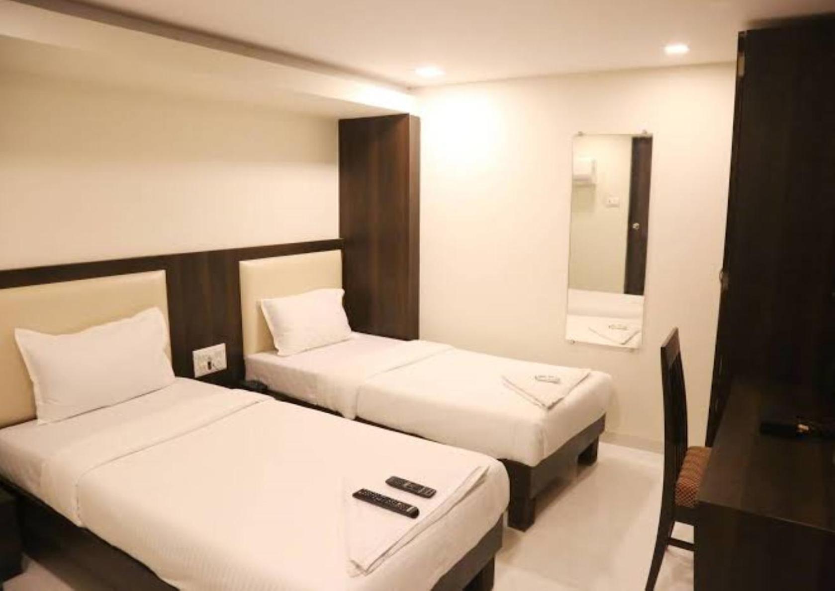 Hotel Blue Terminal Мумбаи Экстерьер фото