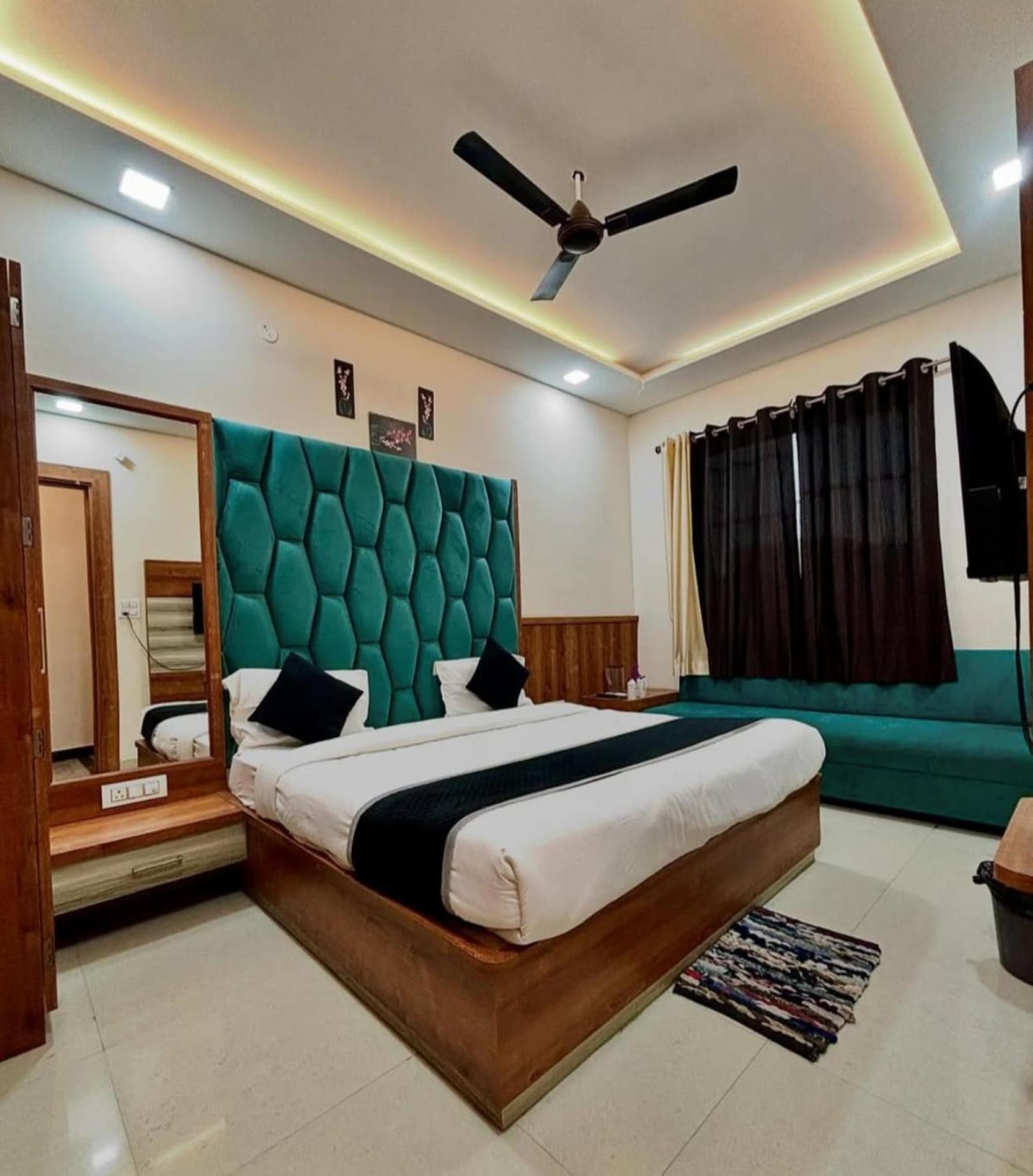 Hotel Blue Terminal Мумбаи Экстерьер фото