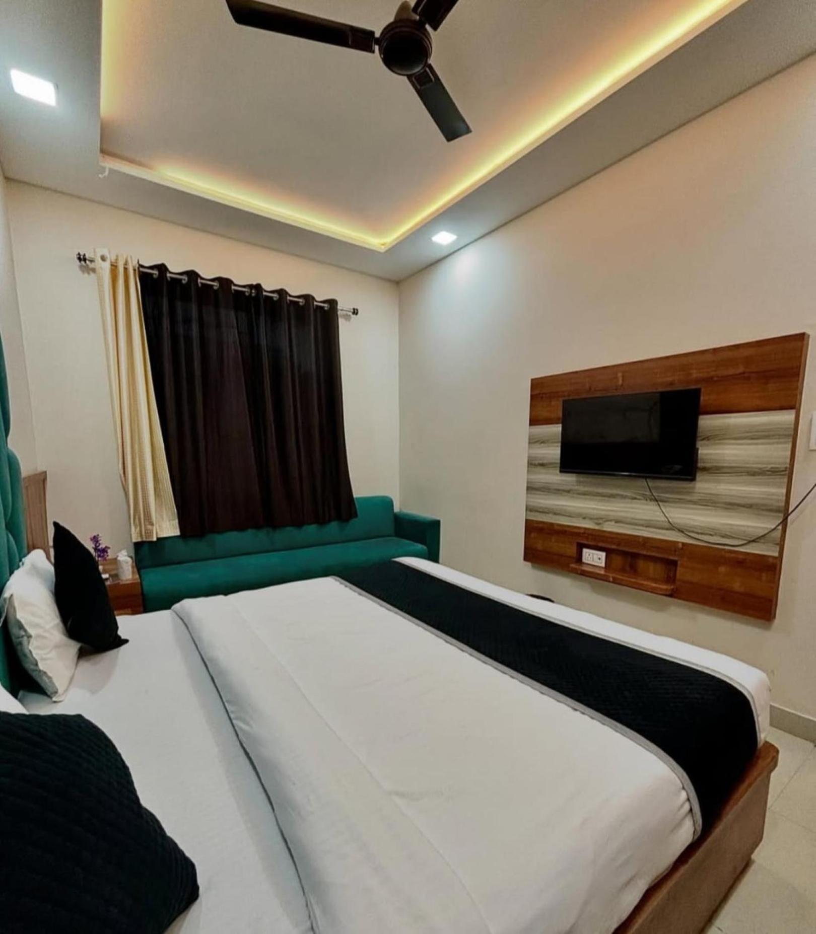 Hotel Blue Terminal Мумбаи Экстерьер фото
